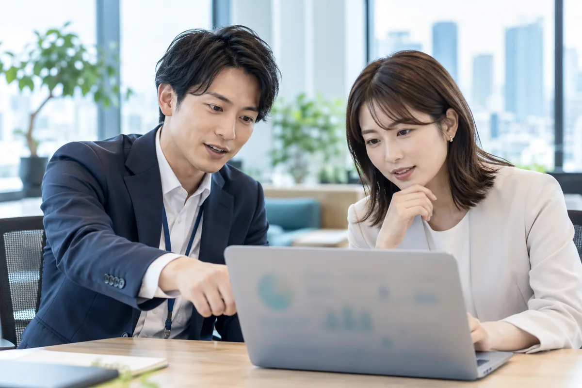 パソコンの画面を一緒に確認しながら導入設定を進める担当者と顧客