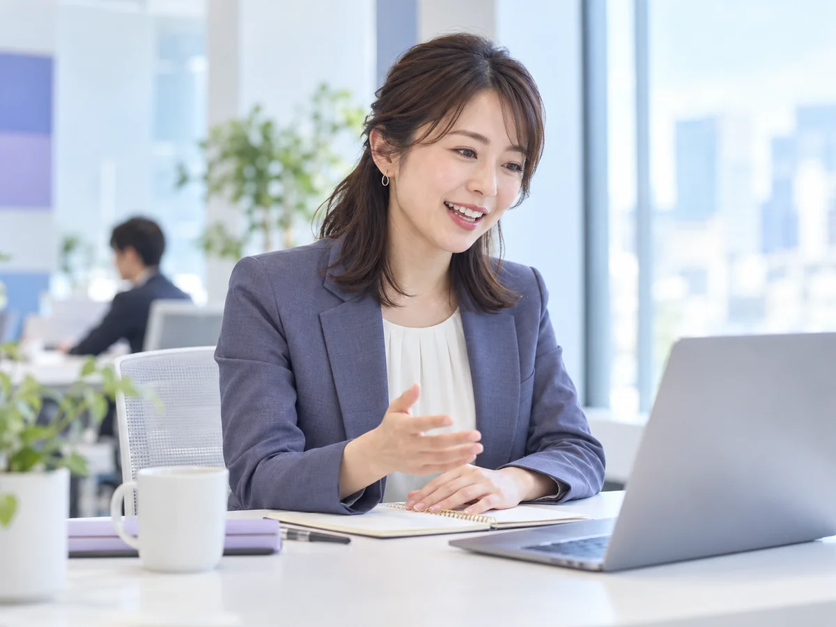 オンラインで顧客のサービス活用を支援する担当者のイメージ